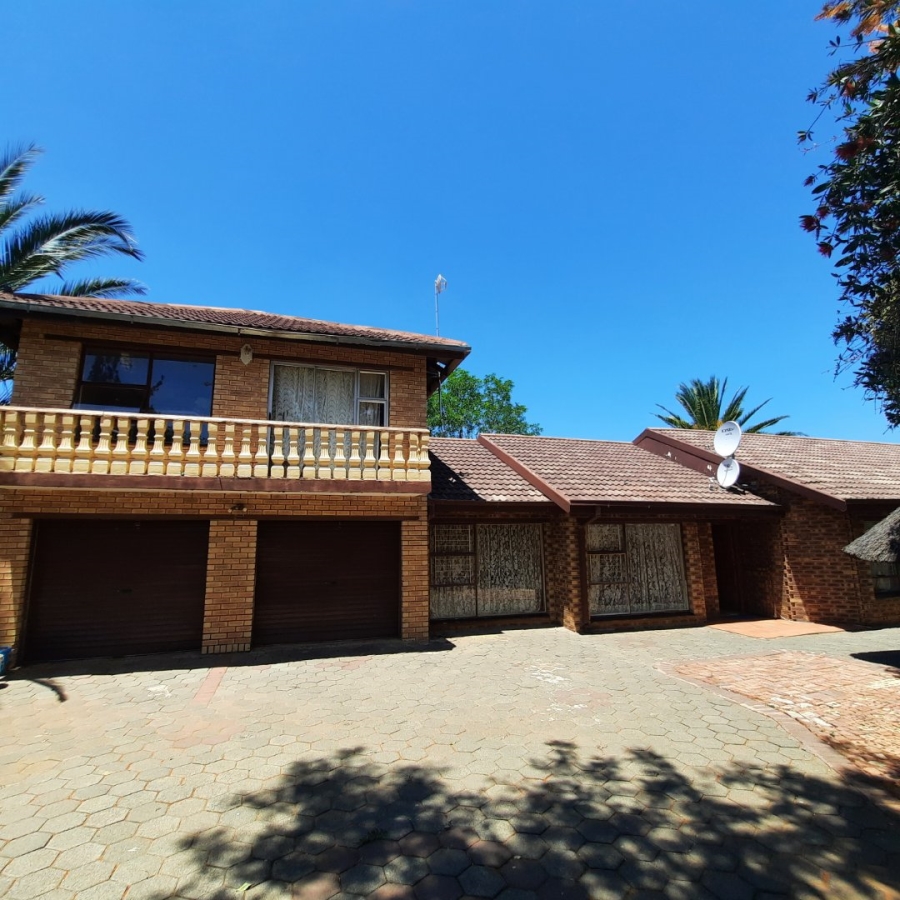 6 Bedroom Property for Sale in Lourierpark Free State